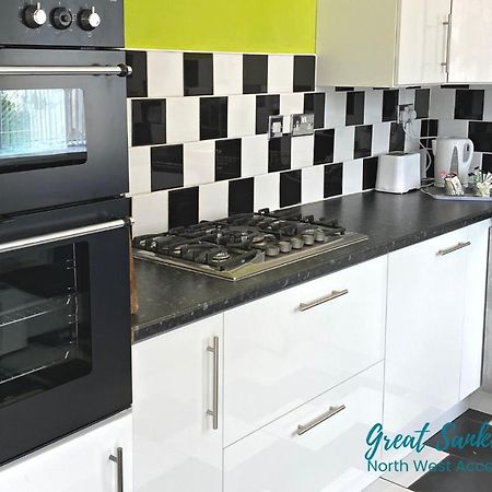 3-Bedroom House In Warrington With Free Parking Ideal For Contractors And Family Stays Warrington (Cheshire) Exteriör bild
