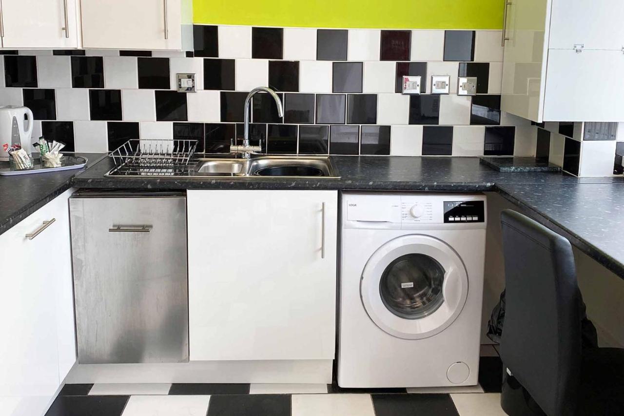 3-Bedroom House In Warrington With Free Parking Ideal For Contractors And Family Stays Warrington (Cheshire) Exteriör bild