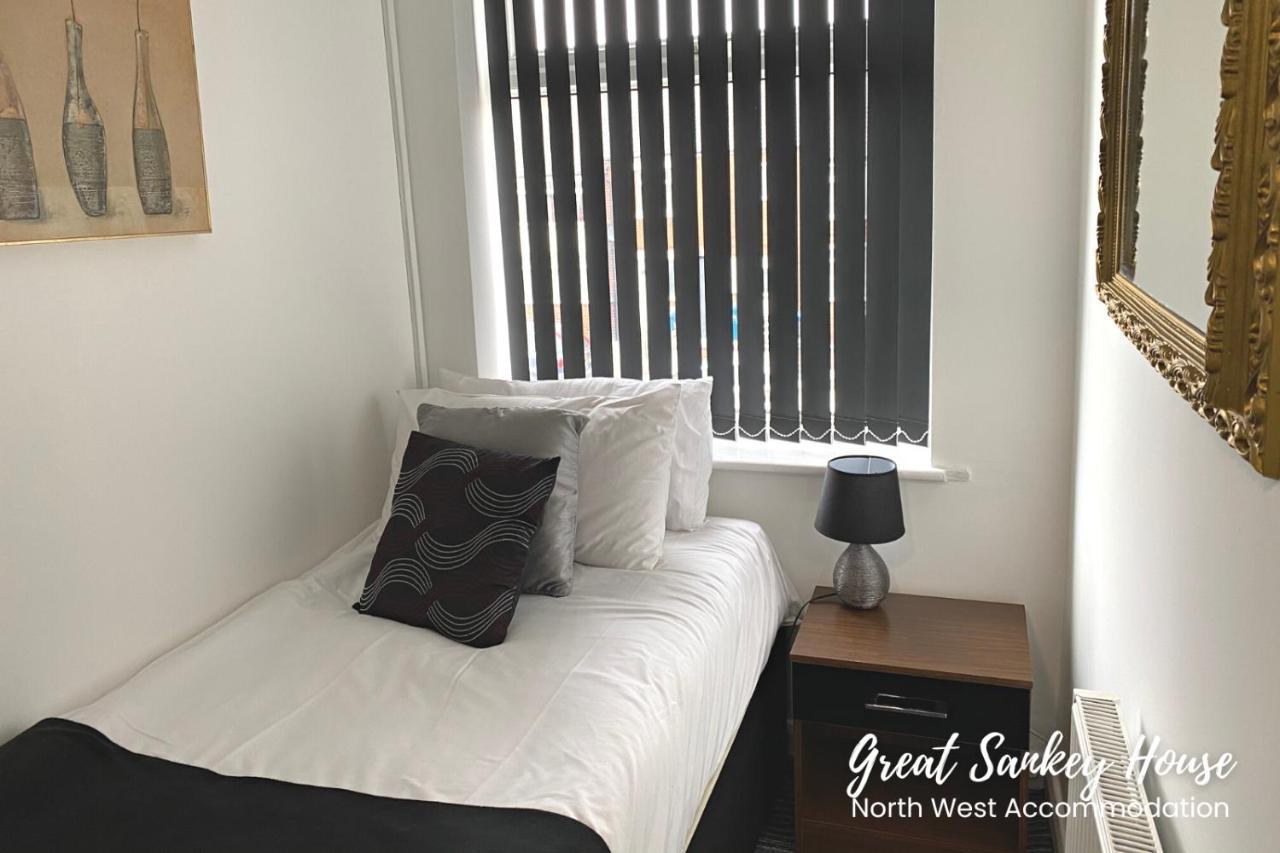 3-Bedroom House In Warrington With Free Parking Ideal For Contractors And Family Stays Warrington (Cheshire) Exteriör bild