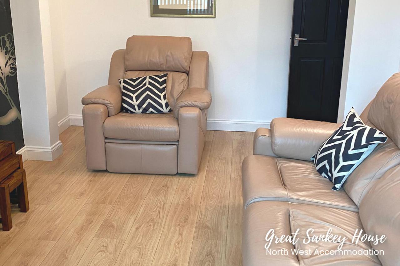 3-Bedroom House In Warrington With Free Parking Ideal For Contractors And Family Stays Warrington (Cheshire) Exteriör bild