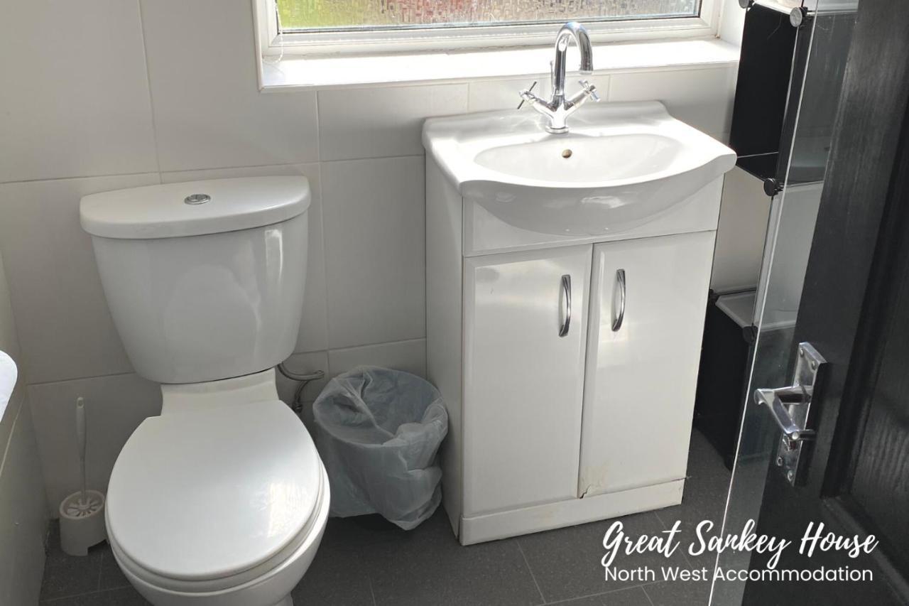 3-Bedroom House In Warrington With Free Parking Ideal For Contractors And Family Stays Warrington (Cheshire) Exteriör bild