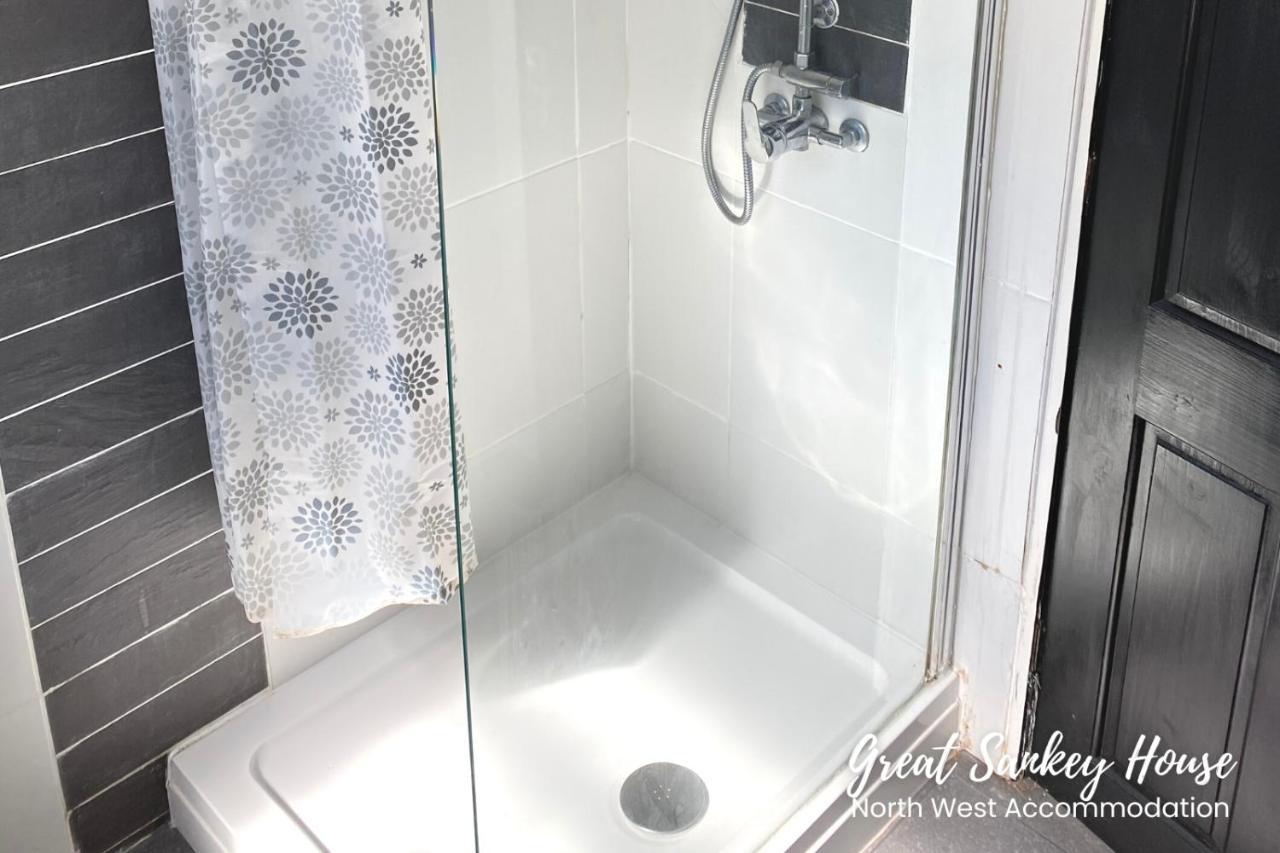 3-Bedroom House In Warrington With Free Parking Ideal For Contractors And Family Stays Warrington (Cheshire) Exteriör bild